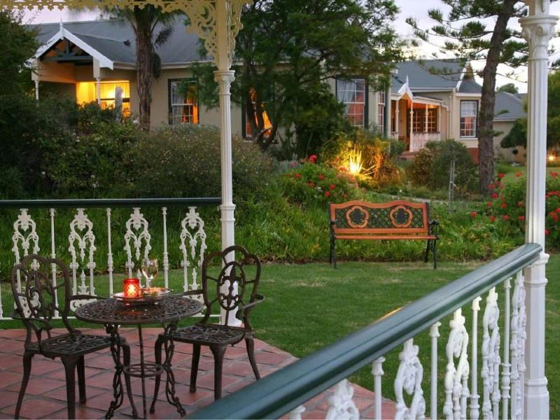 Terrasse vor großem Garten in Oudtshoorn