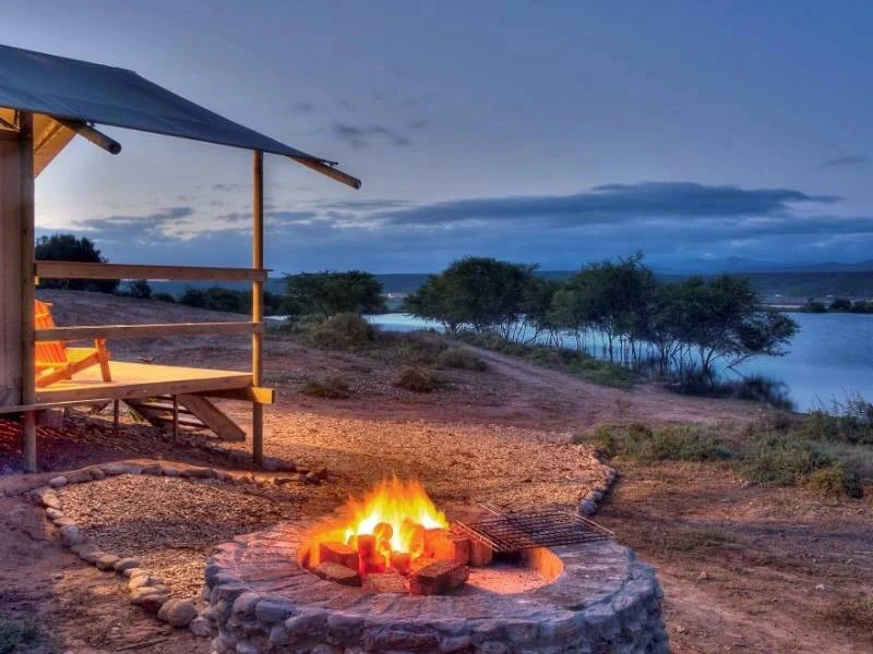 Lagerfeuer bei Dämmerung beim Glamping in Oudtshoorn