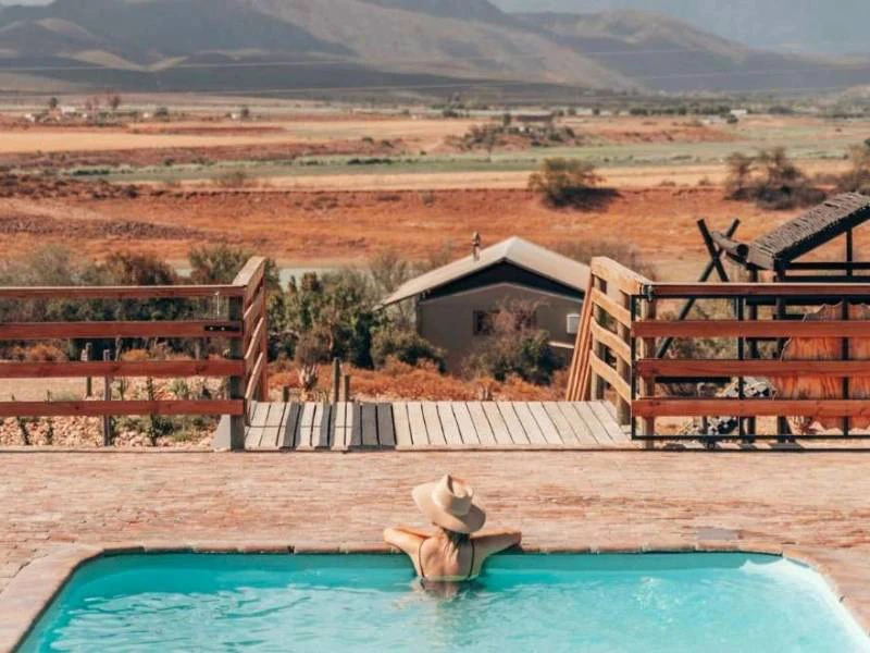 Großzügiger Poolbereich beim Glamping in Oudtshoorn