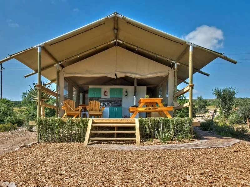 festes Glampingzelt mit einer geräumigen Terrasse in Oudtshoorn