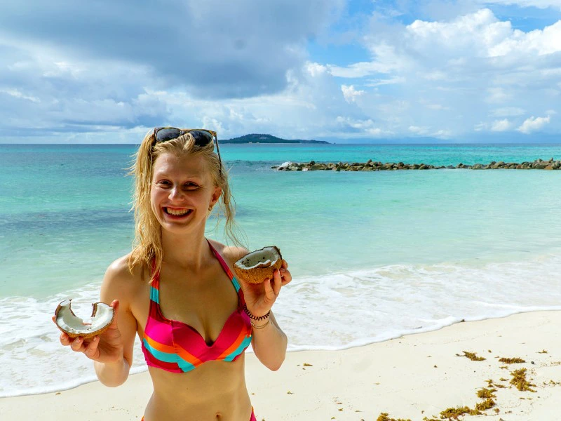 Seychellen - Praslin - Frau am Strand
