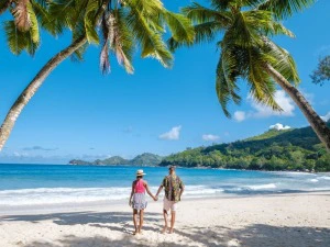 Ein Paar am Strand von Mahé auf den Seychellen