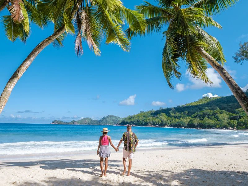 Ein Paar am Strand von Mahé auf den Seychellen
