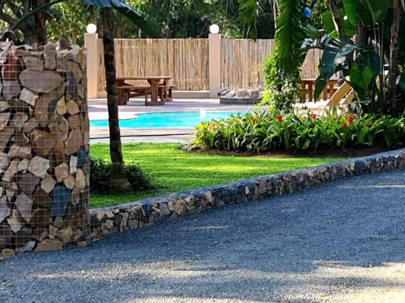 Kieselweg in ruhiger Umgebung hinzu einem Pool mit Sitzbereich im Hluhluwe Wildpark
