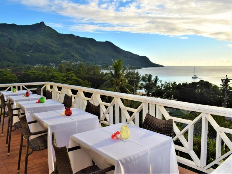 Restaurantterasse des Hotels auf Mahe, Seychellen