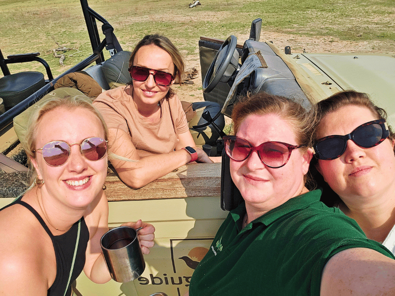 Frauen auf Safari in Südafrika