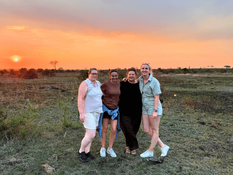 Frauen beim Sonnenuntergang in Kruger in Südafrika