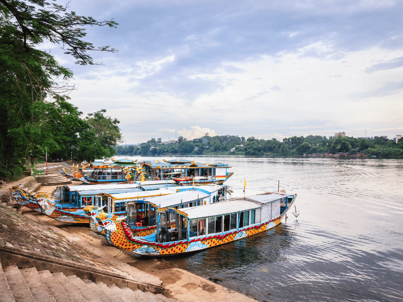 Drachenboote auf dem Parfumfluss in Hue Vietnam