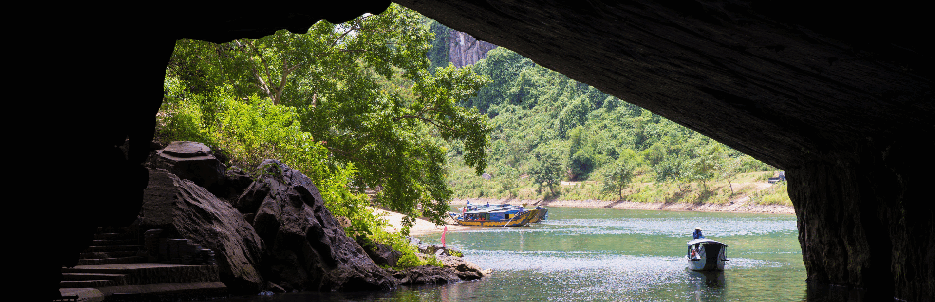 Boote fahren in eine Höhle im Phong Nha Ke Bang Nationalpark, Vietnam