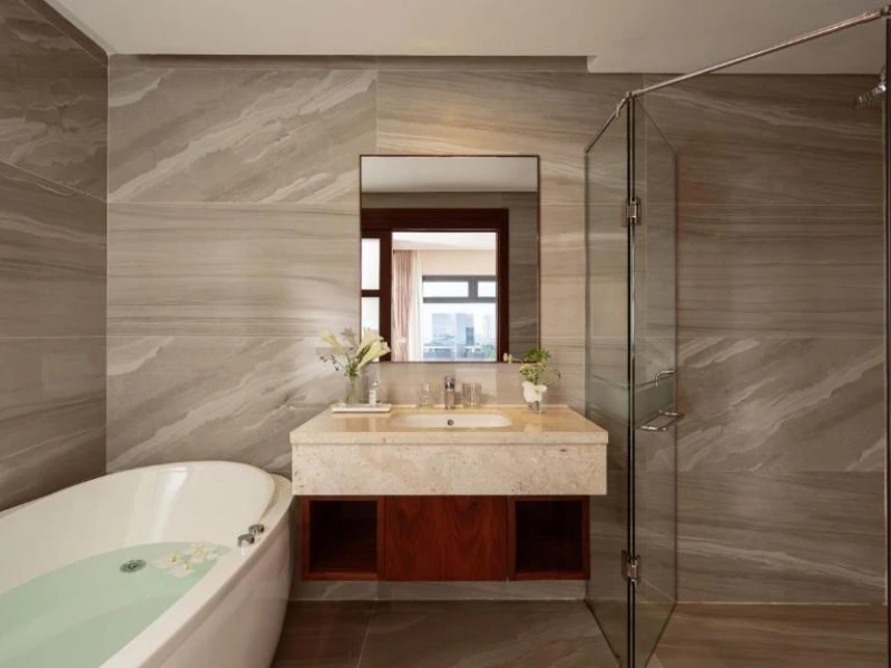 Badezimmer im Komfort Hotel in Saigon, Vietnam