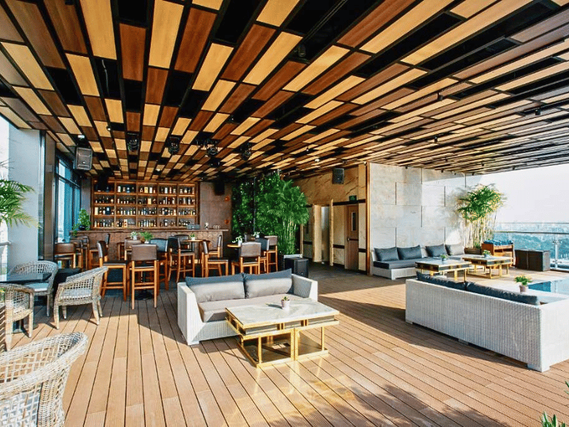 Terrasse im komfortablen Hotel in Saigon