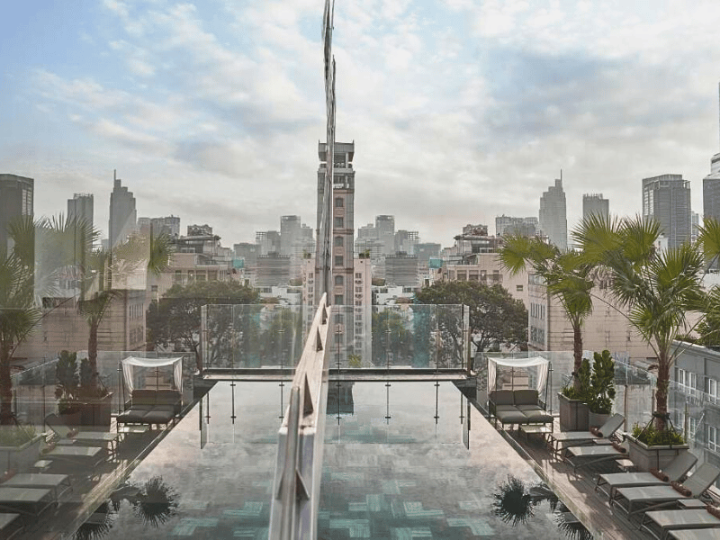 Pool im Deluxe Hotel in Saigon, Vietnam