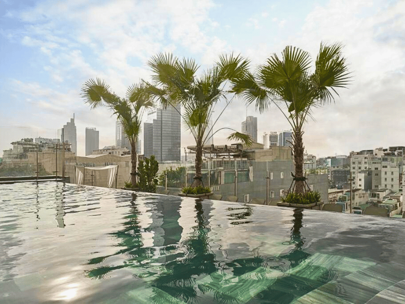 Pool im Deluxe Hotel in Saigon, Vietnam