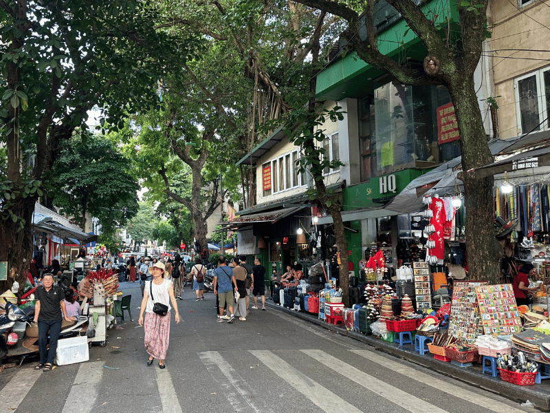 Spaziergang durch die Straßen Hanois, Vietnam