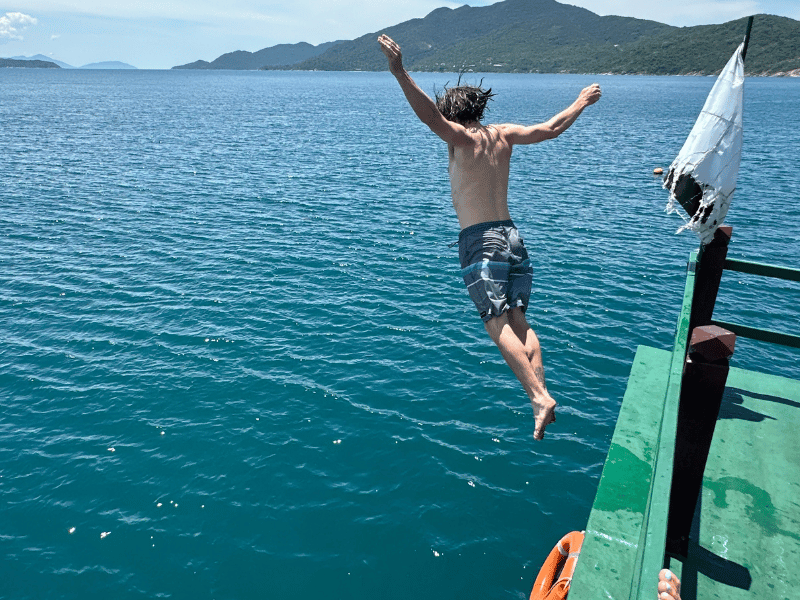 Tourist springt von Boot ins Meer, Vietnam