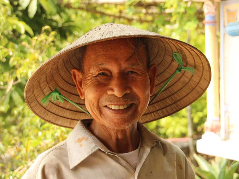 Einheimischer mit vietnamesischem Hut, Vietnam