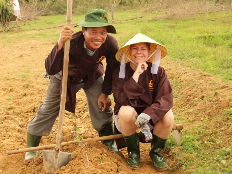 Tourist auf Reisfeld in Vietnam