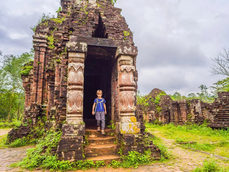 Junge vor Tempel in My Son, Vietnam