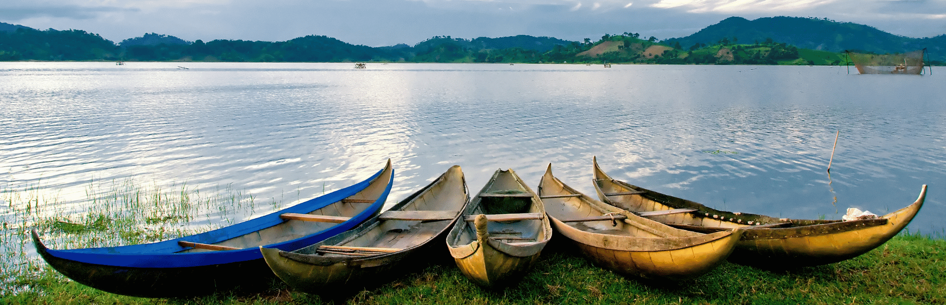 Boote am Lak Lake in Vietnam