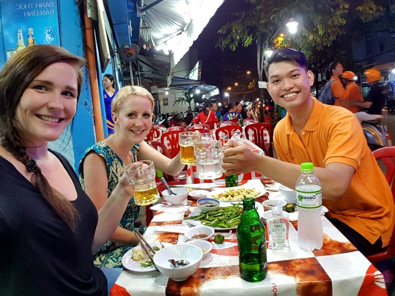 Streetfood bei der Vespa-Tour in Hue Vietnam