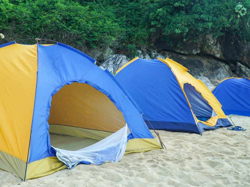 Zelte beim Campen am Strand auf dem Cham Inseln in Vietnam