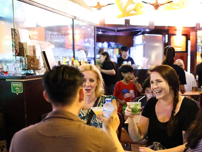 Cocktail trinken bei der Vespa Tour in Ho-Chi-Minh-City, Vietnam