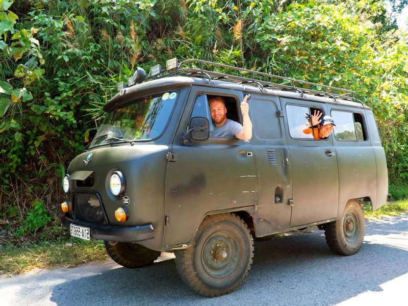 Expedition in den Phong Nha Ke Bang Nationalpark in Vietnam in einem alten Armeebus