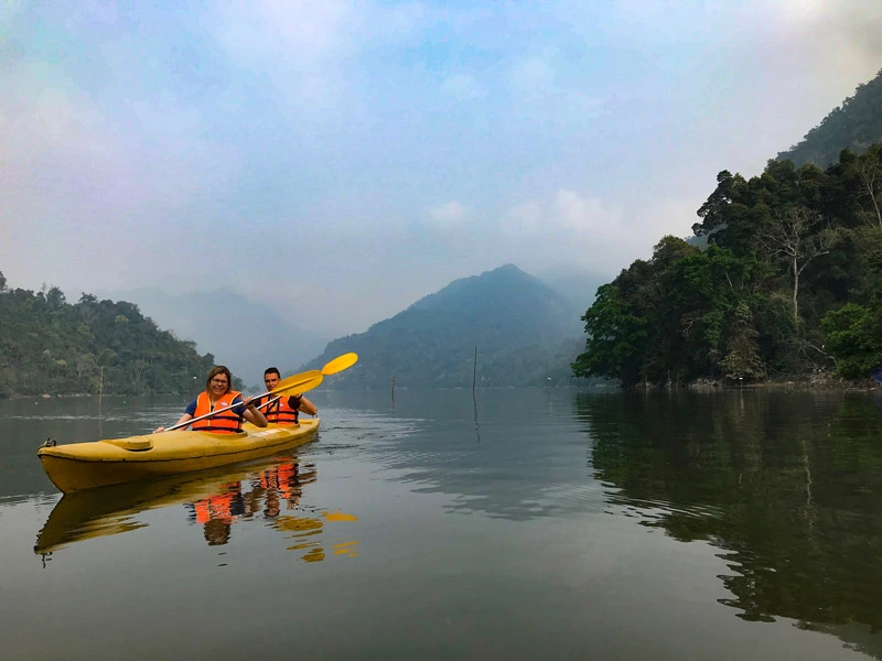 Kajakfahre im Ba Be Nationalpark in Vietnam