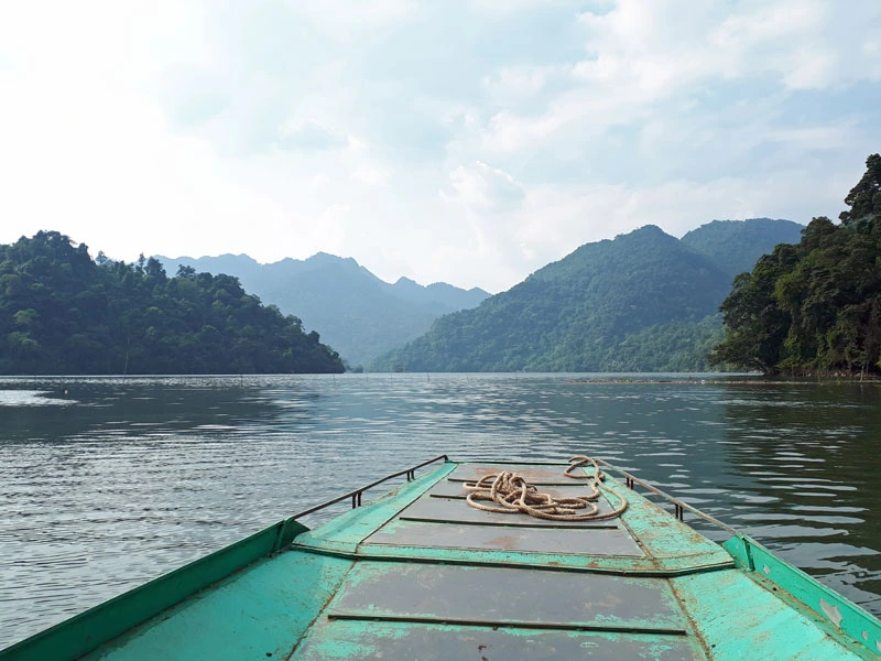 Bootsfahrt auf dem See im Ba Be Nationalpark in Vietnam