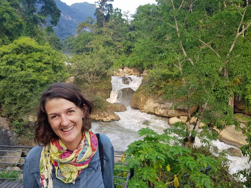 Tourist vor dem Ba Be Wasserfall in Vietnam