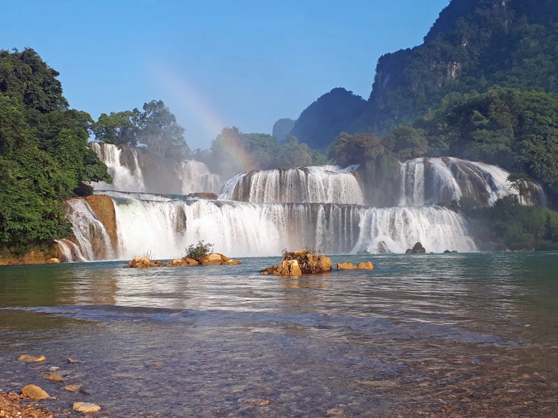 ban-gioc-wasserfall-regenbogen