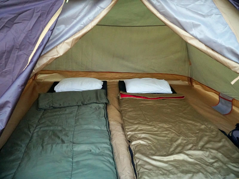 Zelt beim Campen am Strand auf dem Cham Inseln in Vietnam