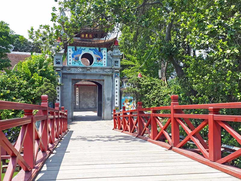 Rote Brücke am Hoan Kiem See in Hanoi, Vietnam