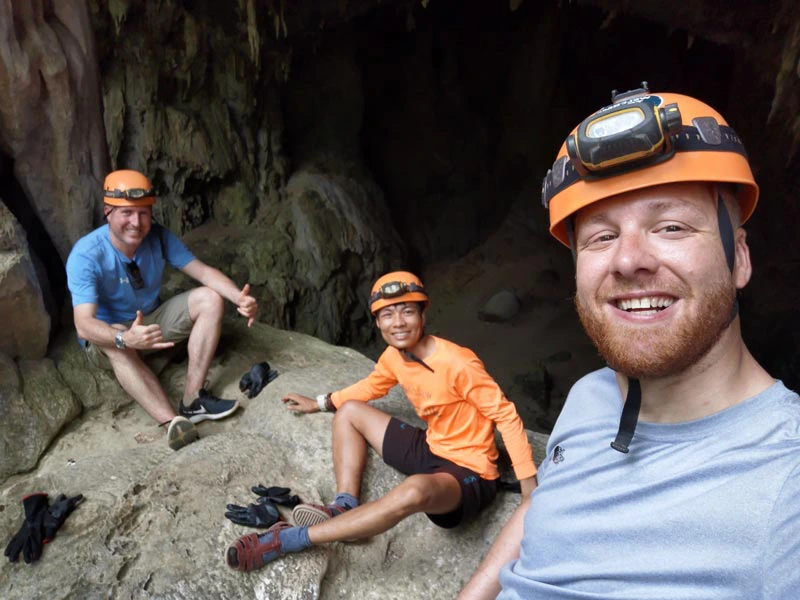 Ausflug in eine Grotte auf der Dschungelexpedition im Phong Nha Ke Bang Nationalpark Vietnam