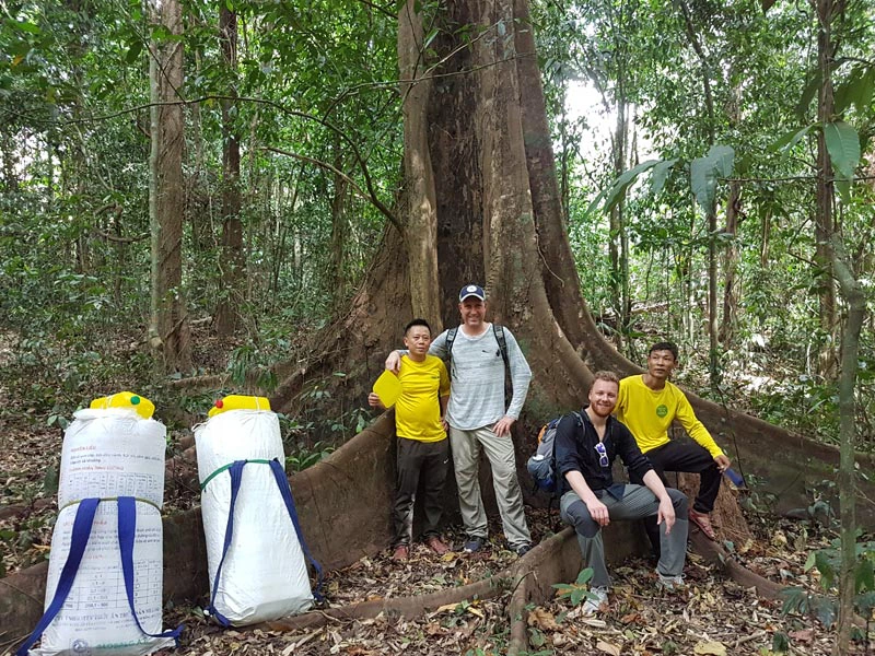 Reisegruppe mit Ausrüstung bei der Dschungelexpedition im Phong Nha Ke Bang Nationalpark Vietnam