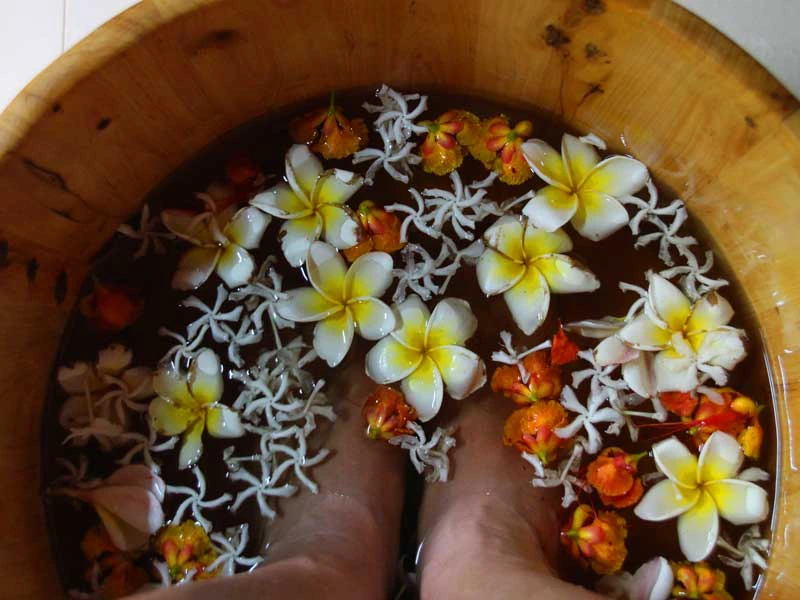 Fussbad nach einer Besichtigung durch die Kaiserstadt Hue Vietnam