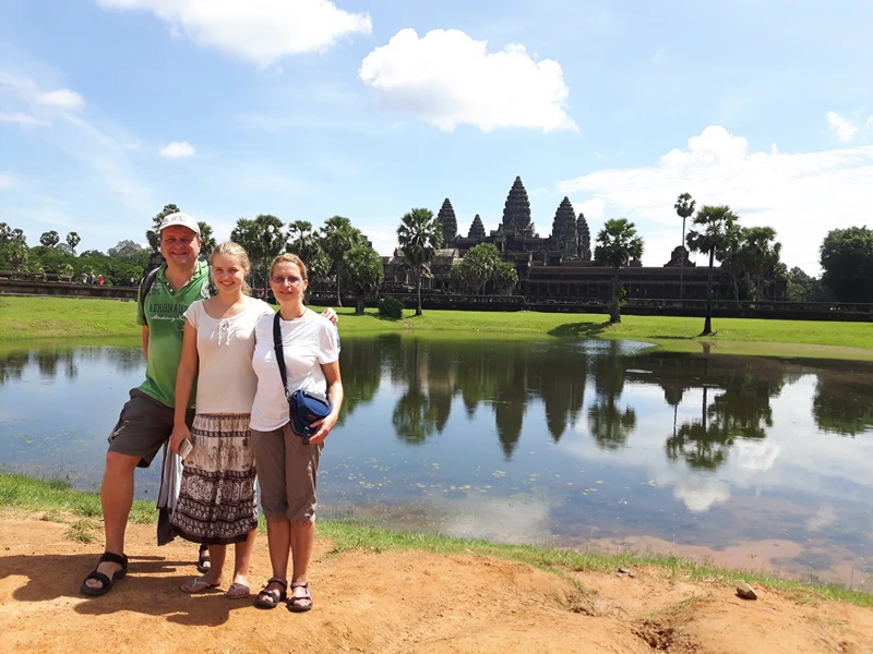 Familie vor dem Haupttempel und See in Angkor Wat Kambodscha