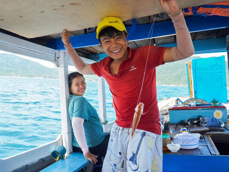 Guide auf dem Boot zu den Cham Inseln in Vietnam