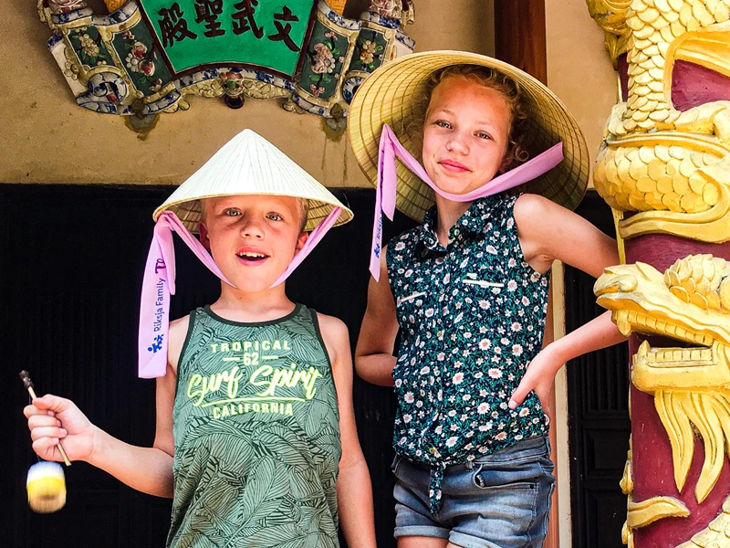 Kinder mit vietnamesischen Hüten