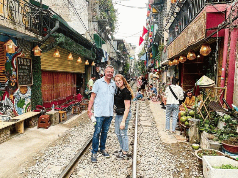 Touristen auf der Railwaystreet in Hanoi Vietnam