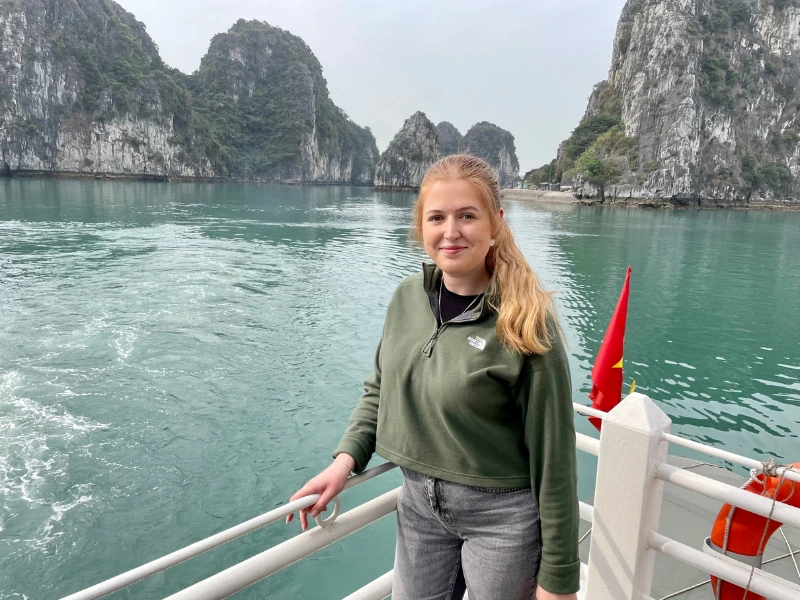 Tourist auf dem Boot in der Bai Tu Long Bucht in Vietnam