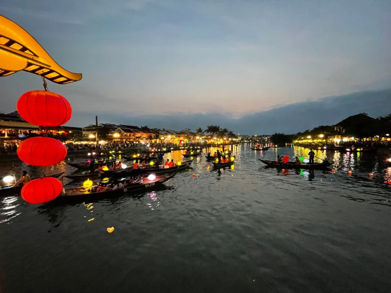Hoi An Lampions und Fluss am Abend beleuchtet in Vietnam