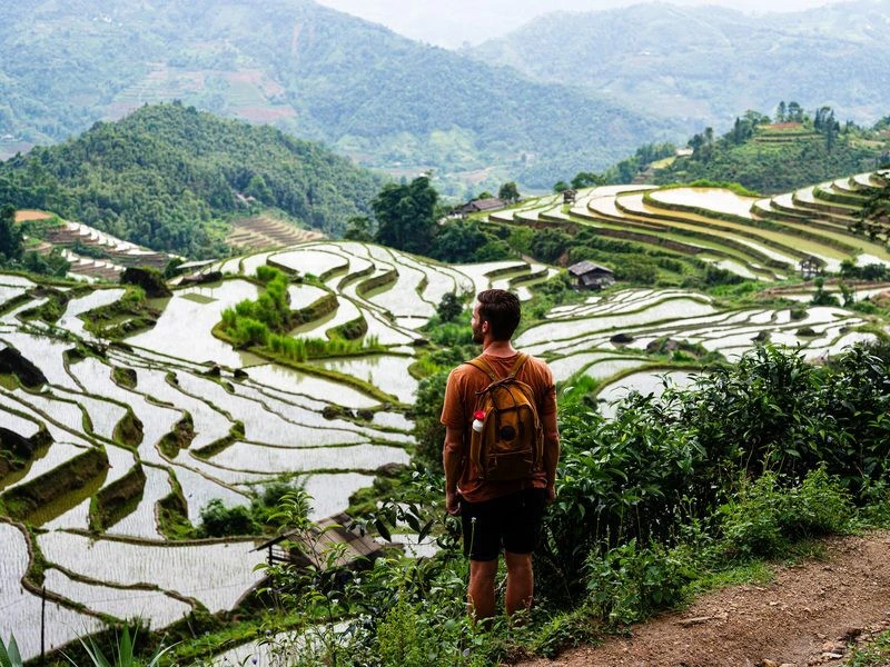 Touristen beim Wandern in den Reisterrassen bei Pan Hou Vietnam