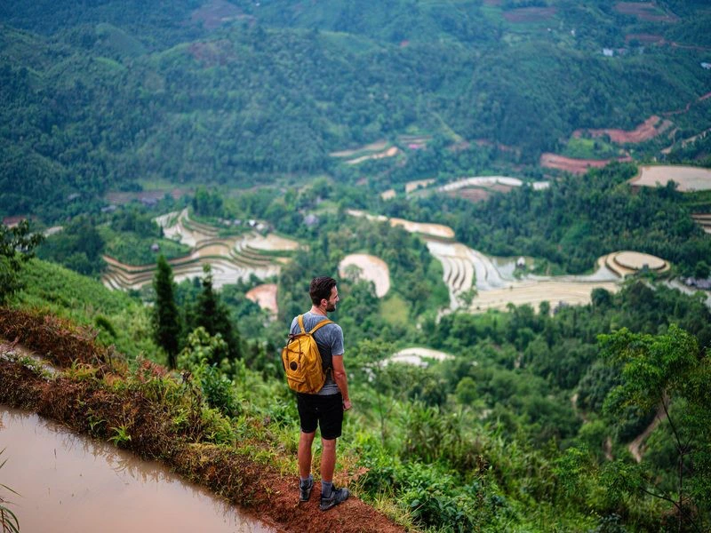 Touristen beim Wandern in den Reisterrassen bei Pan Hou Vietnam