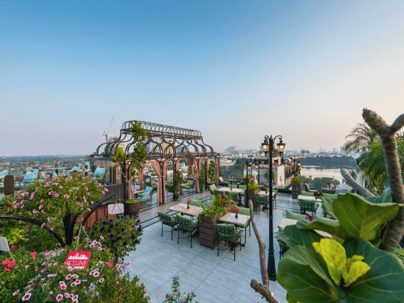 Terrasse mit Ausblick auf Hanoi, Vietnam