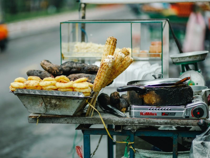 Garküche auf der Straße in Ho-Chi-Minh-City, Vietnam
