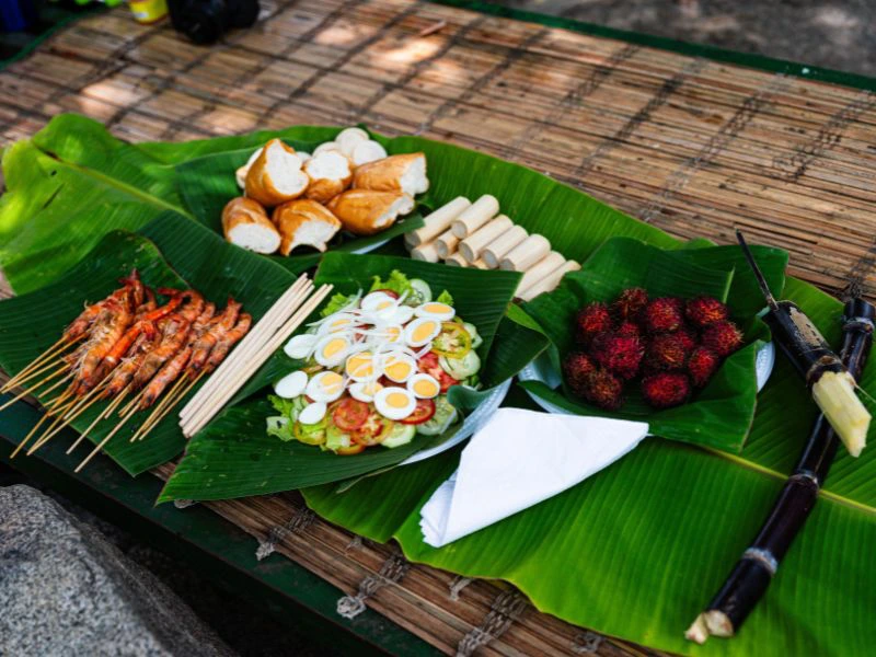 vietnamesisches essen auf bananenblaettern