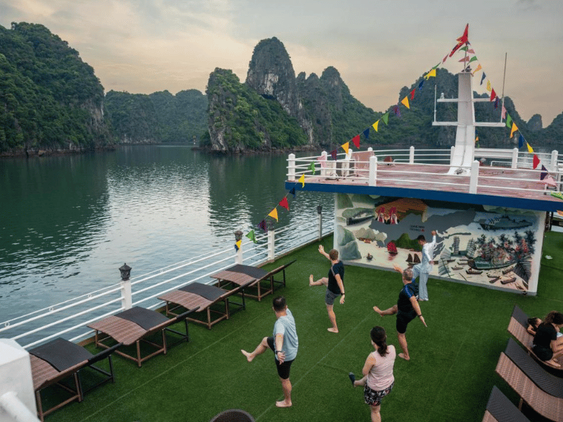Sport an Deck des Cruise Bootes in der Bai Tu Long Bucht in Vietnam