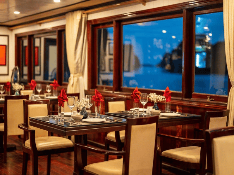 Restaurant auf dem Boot in der Bai Tu Long Bucht in Vietnam