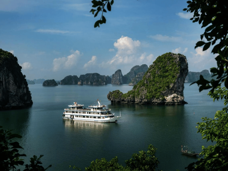 Cruise Boot in der Bai Tu Long Bucht in Vietnam